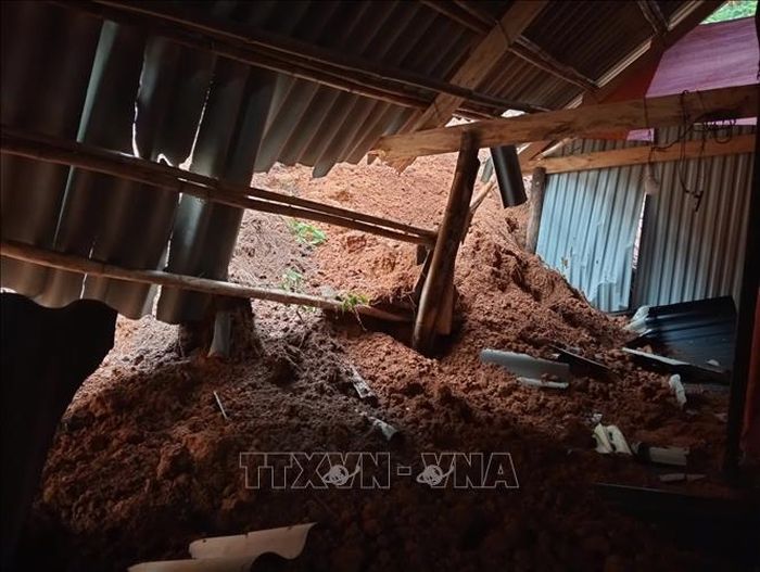 Nhà dân bị thiệt hại do sạt lở đất tại xã Mù Cang Chải, tỉnh Lào Cai. Ảnh: TTXVN phát