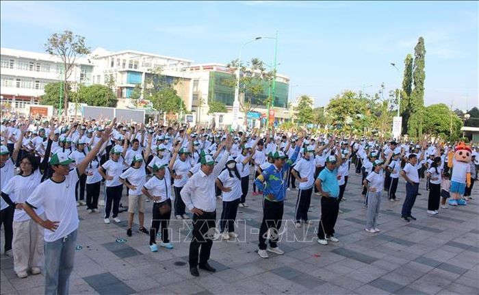 Các đại biểu và người dân đã tham gia nhiều hoạt động thể dục thể thao sôi nổi tạo không khí hào hứng, gắn kết và lan tỏa tinh thần rèn luyện sức khỏe trong cộng đồng.
