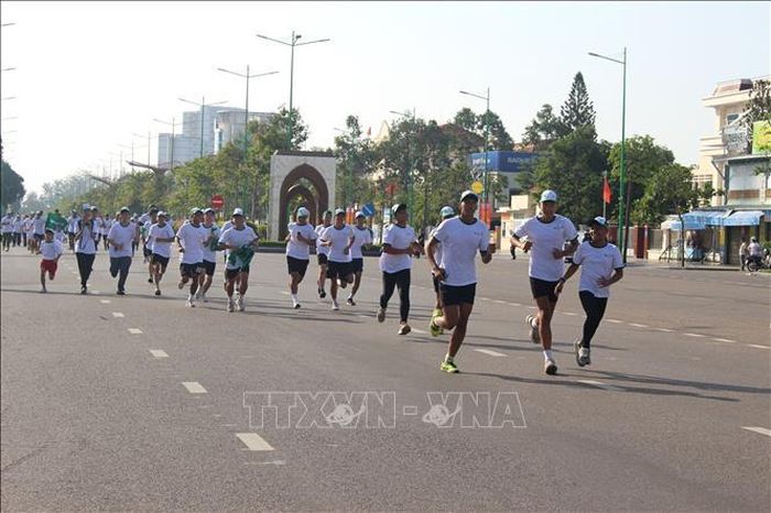 Hơn 1.000 cán bộ, công chức, viên chức, lực lượng vũ trang, học sinh, sinh viên và người dân đã cùng tham gia chạy bộ sau lễ khai mạc.