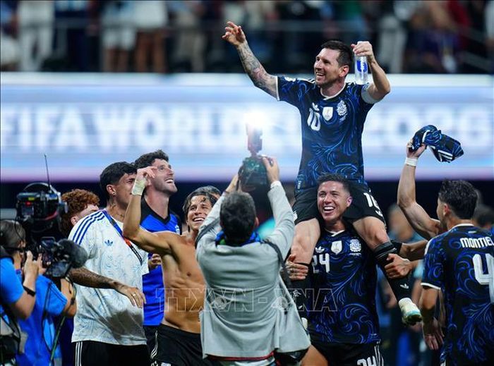 Niềm hạnh phúc của Messi (phía trên) khi lập cú đúp kiến tạo để đồng đội ghi bàn, giành chiến thắng ngược dòng ngoạn mục 2-1 trước tuyển Anh. Ảnh: THX/TTXVN