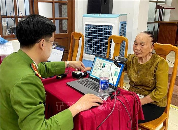 Công an tỉnh Quảng Trị rà soát dữ liệu, xác minh thân nhân liệt sĩ. Ảnh: Võ Dung/TTXVN