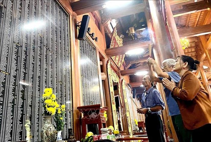 Ông Võ Văn Bẩm (xã Đông Trạch, tỉnh Quảng Trị) cùng người thân trong gia đình thắp hương tưởng nhớ liệt sĩ Võ Xuân Cư và các Anh hùng liệt sĩ tại "Đền thờ Bác Hồ và các Anh hùng liệt sĩ" (phường Đồng Hới, tỉnh Quảng Trị). Ảnh: Võ Dung/TTXVN