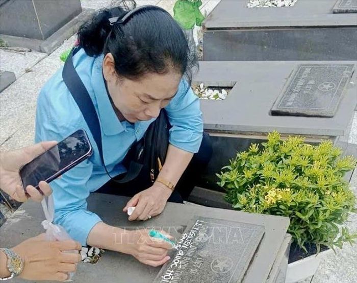 Thân nhân liệt sĩ Nguyễn Quốc Hội (quê ở phường Bắc Gianh, tỉnh Quảng Trị) đã tìm được mộ phần của người thân tại Nghĩa trang Liệt sĩ Đức Cơ (Gia Lai cũ). Ảnh: TTXVN phát