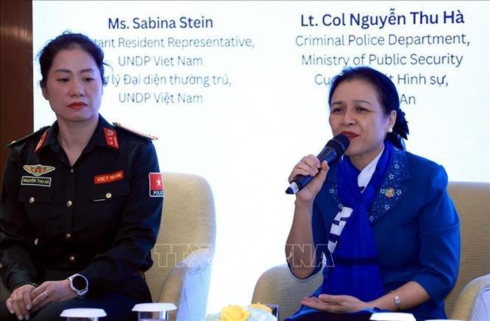Bà Nguyễn Phương Nga, nguyên Trưởng phái đoàn thường trực Việt Nam tại Liên hợp quốc, nguyên Thứ trưởng Bộ Ngoại giao Việt Nam trao đổi kinh nghiệm tại Diễn đàn tuổi trẻ về vai trò lãnh đạo của phụ nữ trong hoạt động gìn giữ và kiến tạo hòa bình.. Ảnh: Tuấn Anh/TTXVN