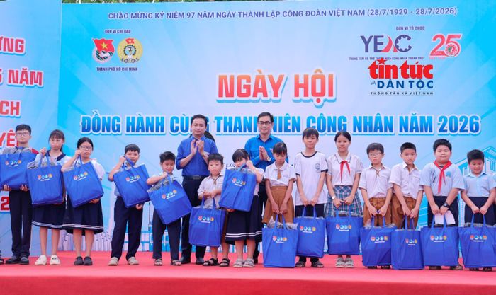 Ban tổ chức trao quà cho con em thanh niên công nhân vượt khó, học giỏi tại Ngày hội.