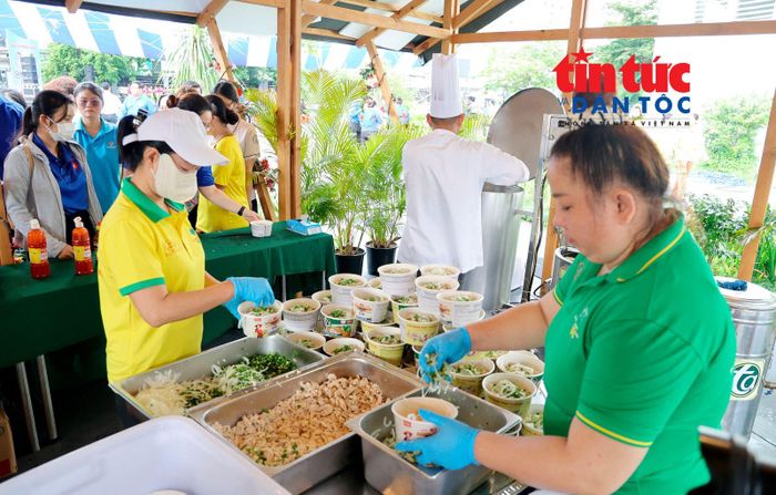 Gian hàng suất ăn miễn phí dành cho công nhân tại Ngày hội.
