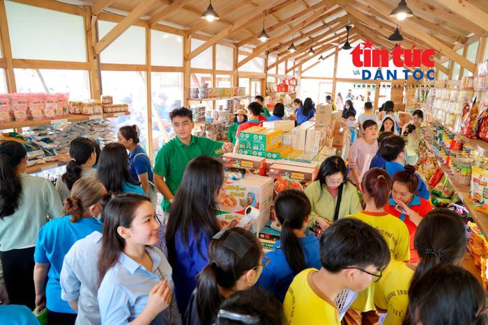 Đặc biệt khi tham gia chương trình các thanh niên còn được tặng phiếu mua hàng trị giá 150.000 đồng tại phiên chợ bình ổn giá trong khuôn khổ Ngày hội.