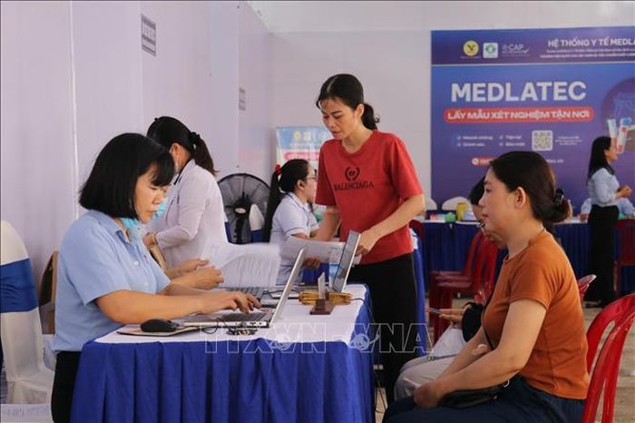 Đoàn viên, người lao động khám, tư vấn sức khỏe tổng quát; khám sức khỏe chuyên đề dành cho nữ tại Chương trình "Ngày hội Sức khỏe và Mua sắm".