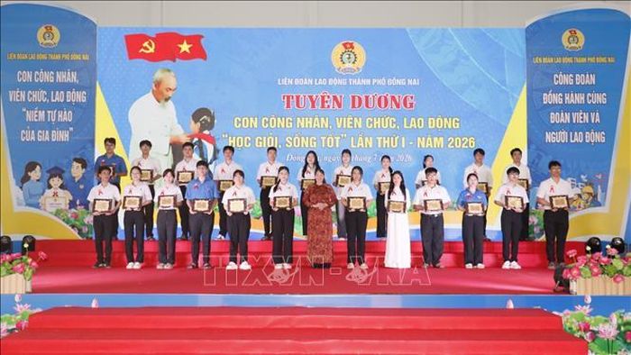 Ban tổ chức tuyên dương con đoàn viên, công nhân, viên chức, lao động đạt thành tích xuất sắc tiêu biểu trong học tập và rèn luyện đạt danh hiệu “Học giỏi - Sống tốt”.