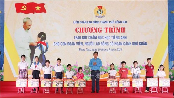 Ban tổ chức trao tặng 50 bộ bút chấm đọc, học tiếng Anh dành cho con đoàn viên có hoàn cảnh khó khăn.