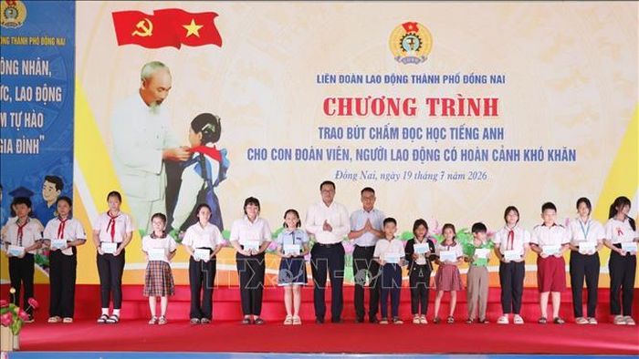 Ban tổ chức trao 30 suất học bổng từ Quỹ Xã hội Từ thiện Tấm lòng vàng.