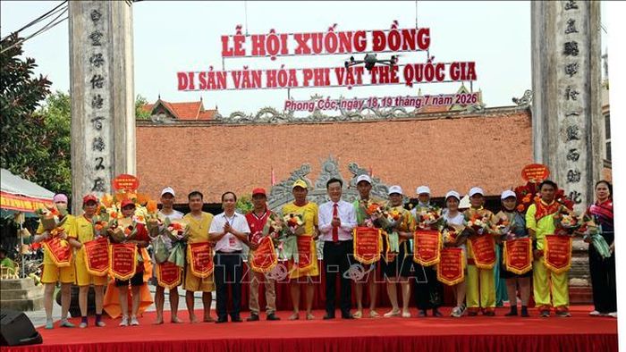 Ban tổ chức tặng hoa và cờ lưu niệm cho các đội tham gia hội thi của lễ hội.