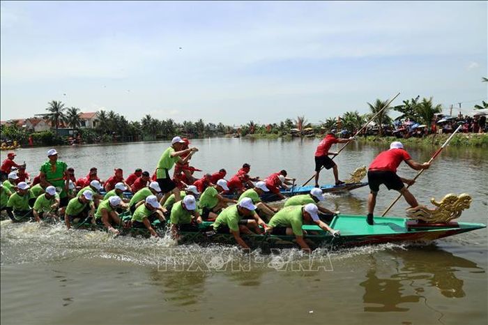 Phần thi bơi thuyền chải tại lễ hội xuống đồng.