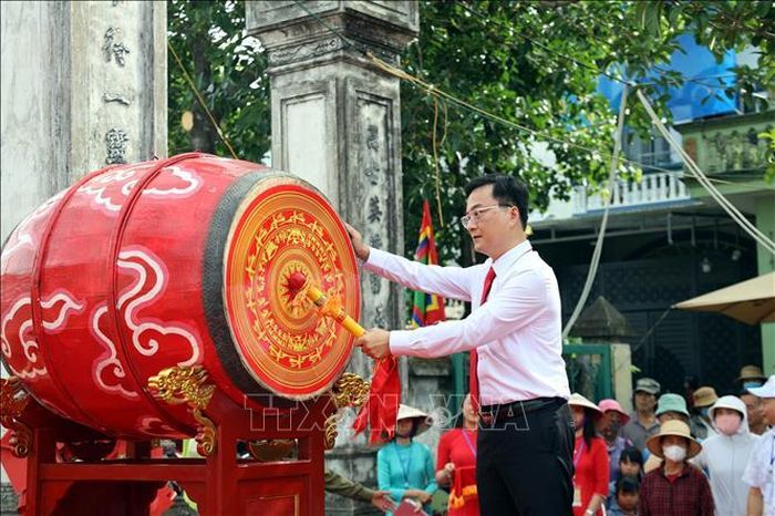 Ông Trần Mạnh Thắng, Chủ tịch UBND phường Phong Cốc gióng trống khai hội.