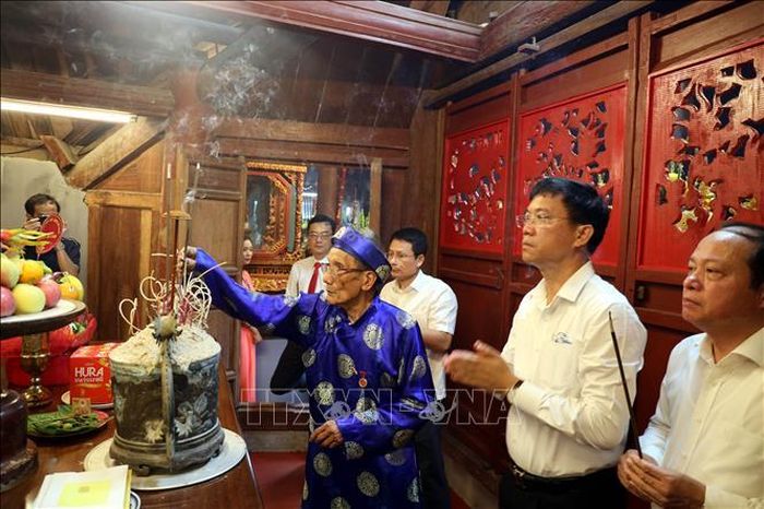 Các đại biểu thắp hương tại Đình Cốc.