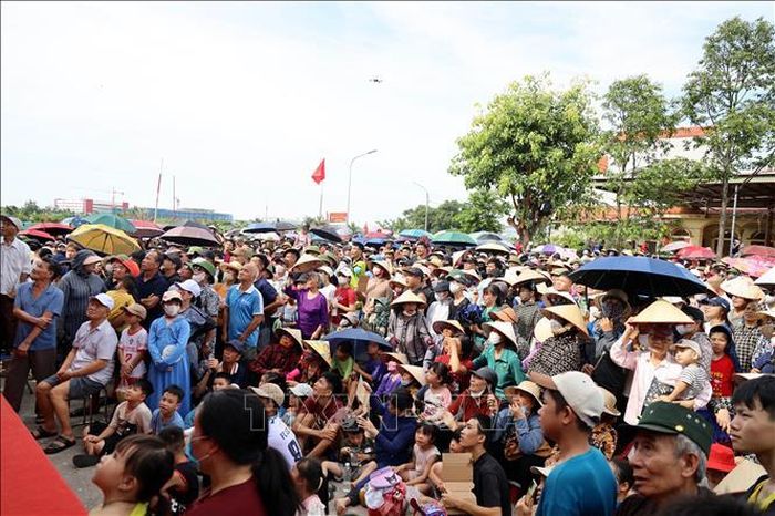 Đông đảo người dân và du khách theo dõi các phần thi của các đội tại lễ hội xuống đồng.