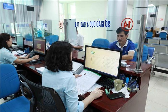 Cán bộ Sở Giáo dục và Đào tạo tỉnh Lai Châu xử lý thủ tục hành chính trên hệ thống điện tử. Ảnh: Việt Dũng/TTXVN