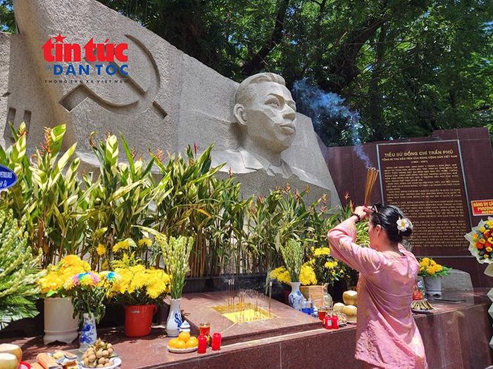 Chị Nguyễn Thị Khánh Vân mang hương hoa và lễ vật đến thắp hương cho các Anh hùng liệt sĩ và tượng đài cố Tổng Bí thư Trần Phú.