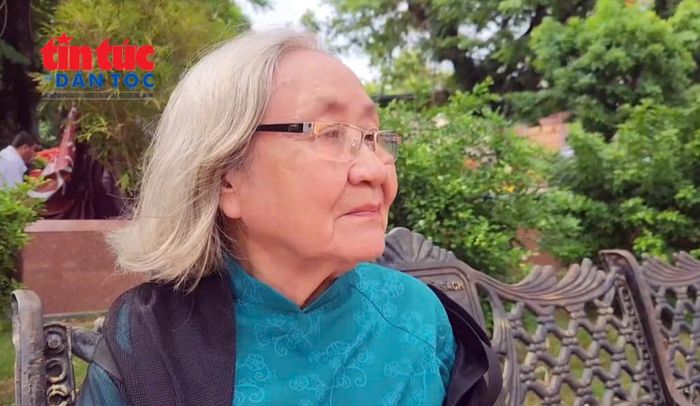 Bà Đoàn Lê Phong (77 tuổi), cựu chiến sĩ tham gia cuộc Tổng tiến công và nổi dậy Xuân Mậu Thân 1968 xúc động khi nhắc về đồng đội hy sinh.