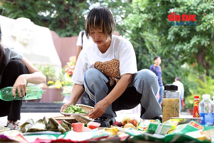 Chị Cúc chuẩn bị mâm cơm cúng vong linh các Anh hùng liệt sĩ.