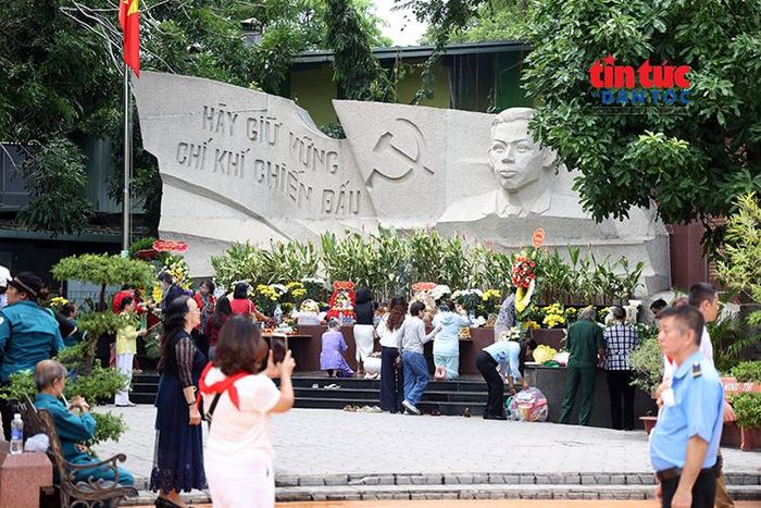 Dòng người lặng lẽ dâng hương tưởng niệm tại Công viên Lê Thị Riêng.
