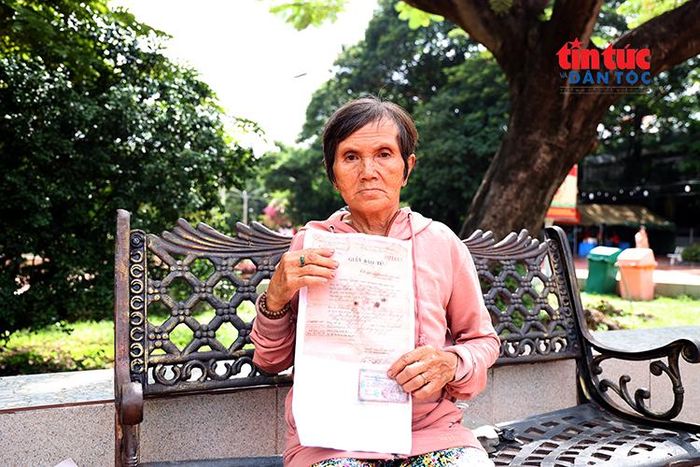 Bà Nguyễn Thị Đạt (69 tuổi, ngụ xã Tân An Hội, TP Hồ Chí Minh) cầm trên tay giấy báo tử của anh trai là liệt sĩ Nguyễn Văn Rận hy sinh năm 1968.
