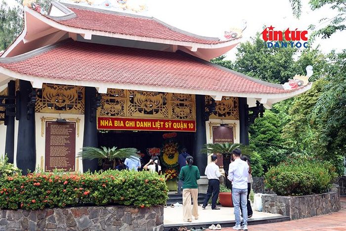 Dòng người lặng lẽ dâng hương tưởng niệm các Anh hùng liệt sĩ.