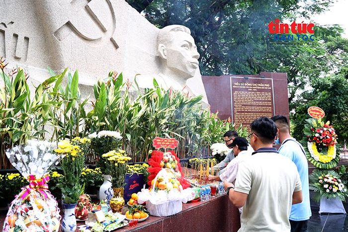 Nén tâm hương dâng những người đã khuất.