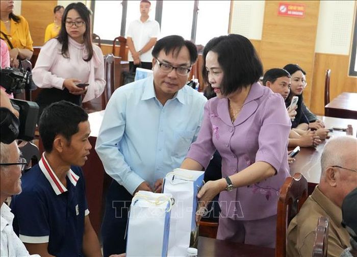 Phó Chủ tịch Quốc hội Nguyễn Thị Thanh tặng quà đại diện gia đình chính sách, người có công với cách mạng.