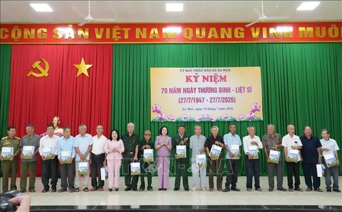 Phó Chủ tịch Quốc hội Nguyễn Thị Thanh tặng quà cho gia đình chính sách, người có công với cách mạng.