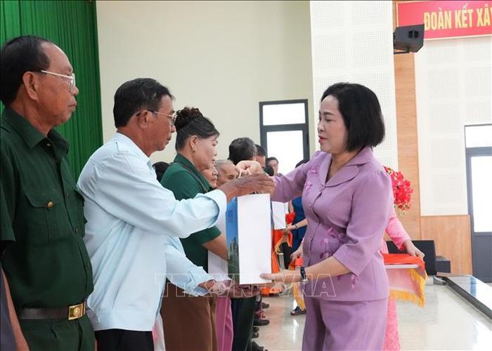 Tặng quà cho gia đình chính sách, người có công với cách mạng.