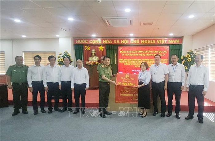 Đại tướng Lương Tam Quang tặng quà cho Trung tâm Chăm sóc và Điều dưỡng người có công tỉnh Gia Lai.