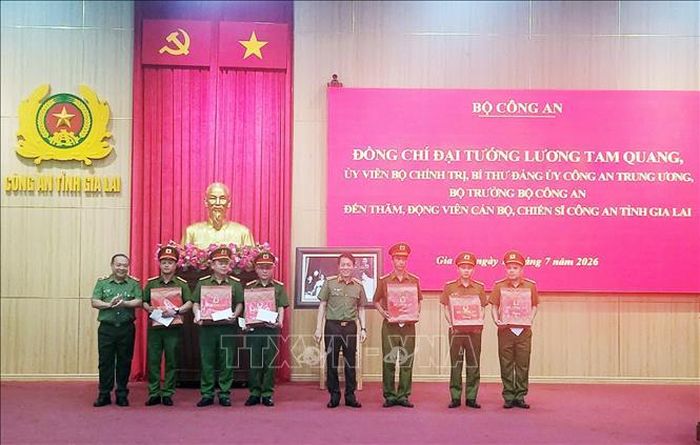 Bộ trưởng Công an Lương Tam Quang tặng quà cho 6 cán bộ chiến sĩ là thương binh đang công tác tại Công an tỉnh Gia Lai.