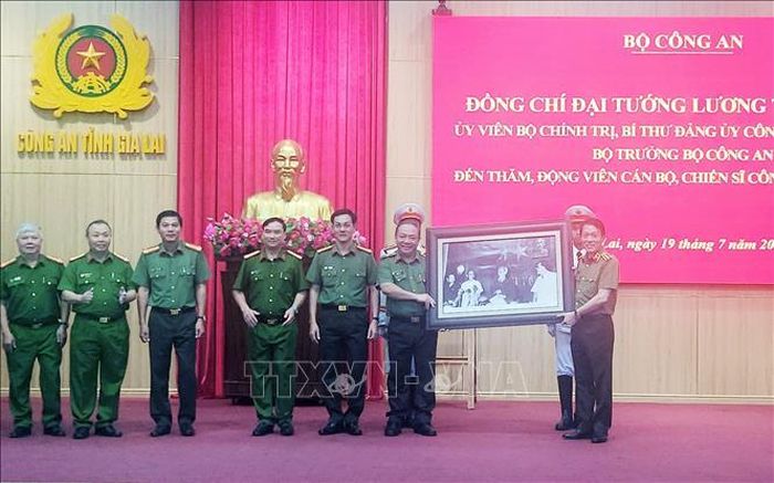 Bộ trưởng Công an Lương Tam Quang tặng quà cho Công an tỉnh Gia Lai.