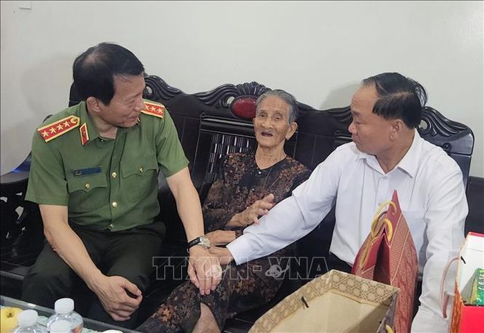 Đại tướng Lương Tam Quang thăm hỏi Mẹ Việt Nam Anh hùng Nguyễn Thị Hiến.