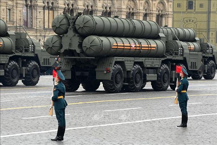 Hệ thống tên lửa phòng không S-400 của Nga tại lễ duyệt binh nhân kỷ niệm Ngày Chiến thắng ở Moskva năm 2021. Ảnh: AFP/TTXVN (không được phép khai thác, sử dụng bởi bên thứ ba)