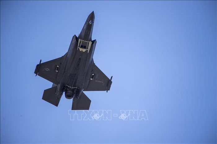 Máy bay chiến đấu F-35 bay trên bầu trời thủ đô Washington, D.C., Mỹ. Ảnh: AFP/TTXVN (không được phép khai thác, sử dụng bởi bên thứ ba)