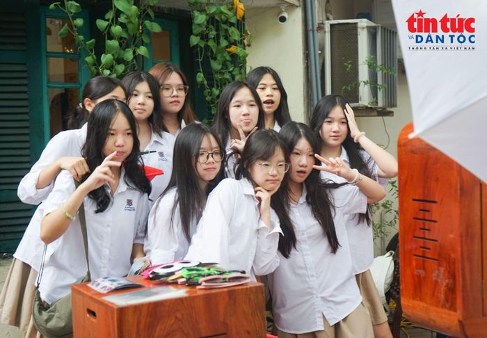 Đông đảo khán giả, đặc biệt là các bạn trẻ tham dự chương trình chiếu phim tài liệu “Trên chiếc xe lăn” nhân dịp kỷ niệm 79 năm Ngày Thương binh - Liệt sĩ.