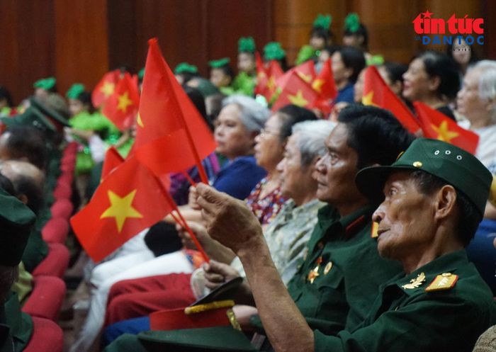 Chương trình chiếu phim tài liệu “Trên chiếc xe lăn” thu hút đông đảo các cựu chiến binh hưởng ứng.