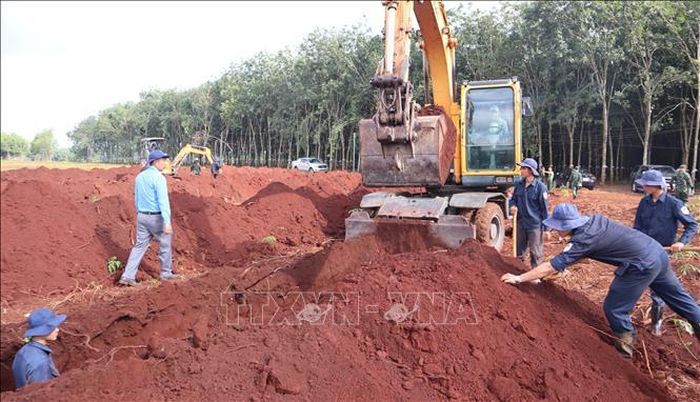 Tại các vị trí nghi có hài cốt, cán bộ, chiến sĩ tiến hành đào sâu khoảng 1,2 m để rà soát từng lớp đất.