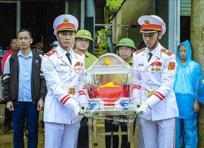 Đưa rước hai hài cốt liệt sĩ được về Nghĩa trang Liệt sĩ quốc gia Độc Lập để chờ lễ truy điệu và an táng theo nghi thức trang trọng.
