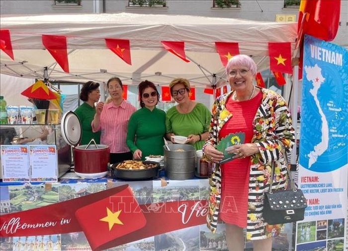 Bà Claudia Roth, Nghị sĩ Quốc hội Liên bang Đức, đến với gian hàng Việt Nam. Ảnh: TTXVN phát