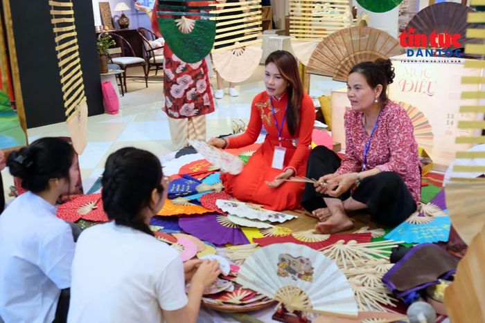 Một không gian chỉ thực sự có sức sống khi người dân bản địa, những thợ thủ công hay cả những người bán hàng xung quanh tìm thấy sinh kế, niềm tự hào và sự gắn kết trong đó.