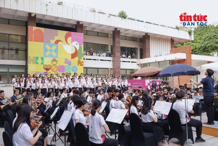 Từ khi được UNESCO ghi danh vào Mạng lưới các Thành phố Sáng tạo toàn cầu, Hà Nội đang dần hình thành những trung tâm văn hóa bền vững, góp phần nâng cao chất lượng sống cho người dân.