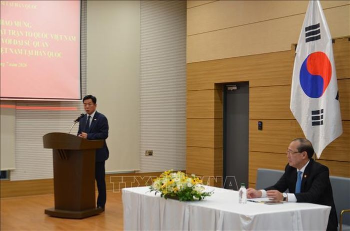 Đại sứ Việt Nam tại Hàn Quốc Vũ Hồ thông tin với Đoàn về công tác về cộng đồng người Việt Nam trên địa bàn.