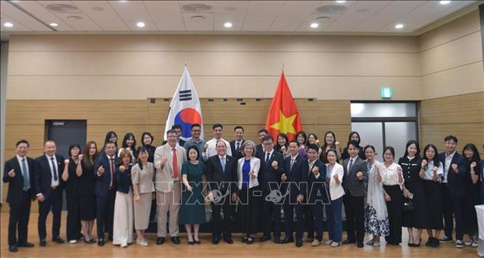 Phó Chủ tịch UBTƯ MTTQ Việt Nam Hoàng Công Thủy chụp ảnh lưu niệm với đại diện các cơ quan đại diện và cộng đồng người Việt Nam tại Hàn Quốc.