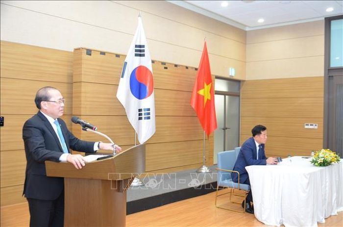 Phó Chủ tịch UBTƯ MTTQ Việt Nam Hoàng Công Thủy phát biểu ghi nhận những đóng góp của cộng đồng người Việt Nam tại Hàn Quốc.