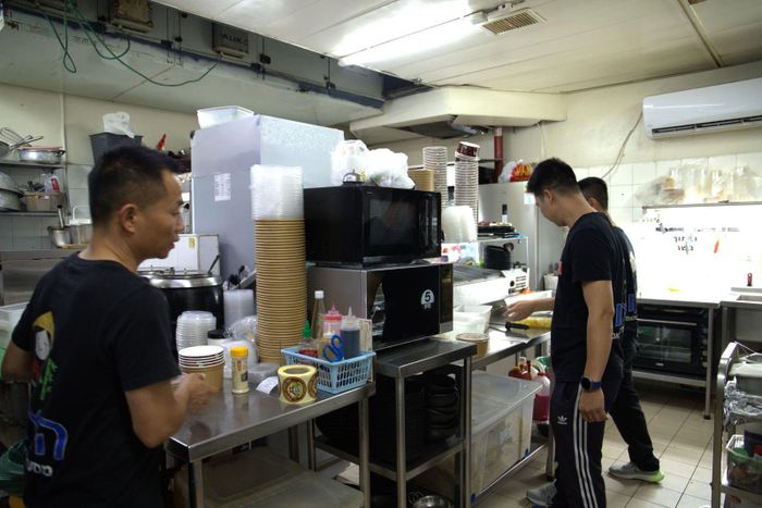 Chủ nhà hàng Nguyễn Vũ Thảo và các đầu bếp người Việt Nam.