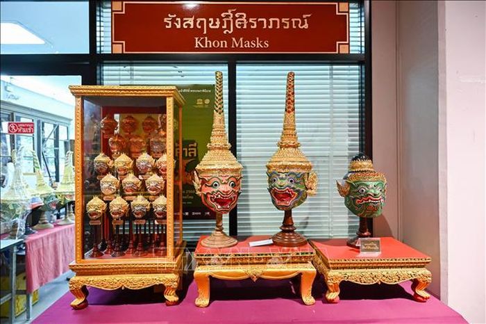 Mặt nạ được dùng trong biểu diễn kịch múa mặt nạ Khon. Ảnh: Phạm Hải/TTXVN