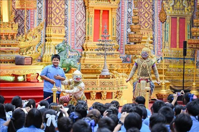 Một buổi biểu diễn kịch múa mặt nạ Khon tại Trung tâm học tập “Tất cả về Khon” ở tỉnh Ayutthaya. Ảnh: Phạm Hải/TTXVN